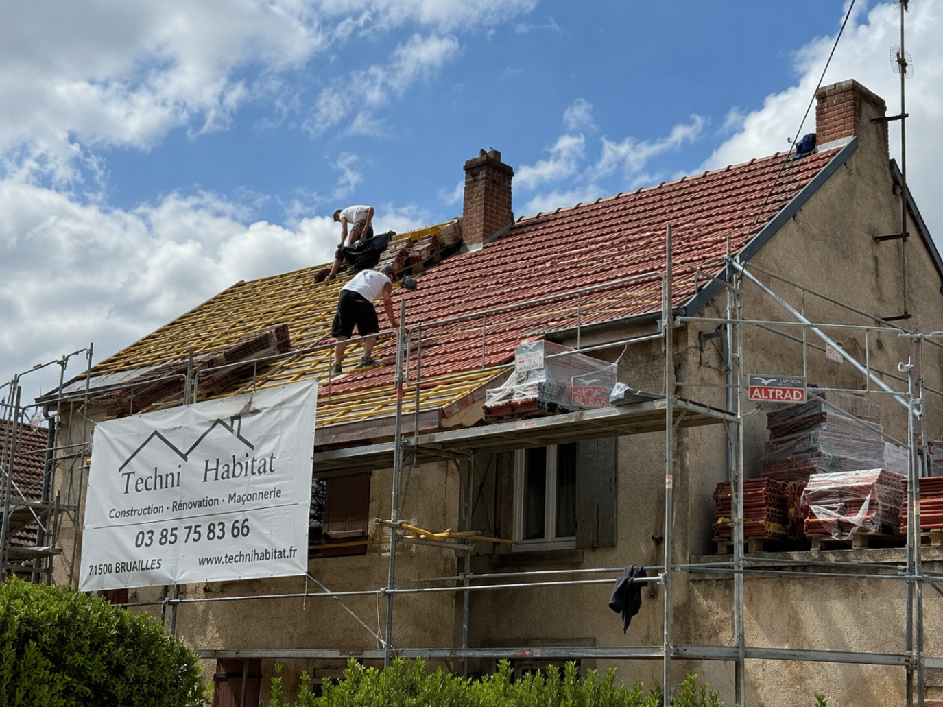 Grand chantier de rénovation de toiture Techni Habitat sur maison avec échafaudage